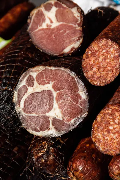 Kacarevo köyündeki bir çiftçi pazarında satılığa çıkarılan lezzetli füme et parçaları, Slaninijada (pastırma festivali) adlı gastro pastırması ve kuru et ürünleri festivali Belgrad yakınlarındaki Kacarevo 'da her yıl düzenlendi.