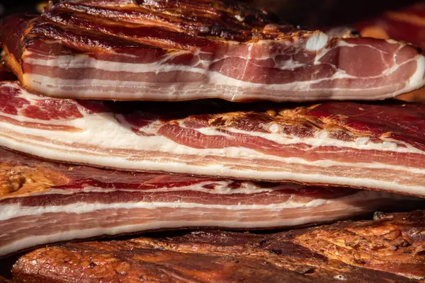 Korunmasız pastırma ve kurutulmuş et yerli ürünleri, Kacarevo köyündeki bir çiftçi pazarında, Slaninijada (pastırma festivali) adlı domuz pastırması ve kurutulmuş et ürünleri festivali Belgrad yakınlarındaki Kacarevo 'da her yıl düzenlendi.