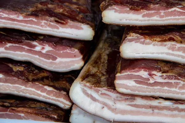 Korunmasız pastırma ve kurutulmuş et yerli ürünleri, Kacarevo köyündeki bir çiftçi pazarında, Slaninijada (pastırma festivali) adlı domuz pastırması ve kurutulmuş et ürünleri festivali Belgrad yakınlarındaki Kacarevo 'da her yıl düzenlendi.