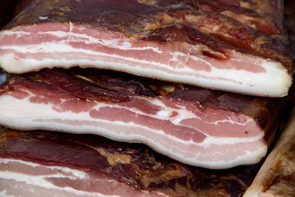 Korunmasız pastırma ve kurutulmuş et yerli ürünleri, Kacarevo köyündeki bir çiftçi pazarında, Slaninijada (pastırma festivali) adlı domuz pastırması ve kurutulmuş et ürünleri festivali Belgrad yakınlarındaki Kacarevo 'da her yıl düzenlendi.