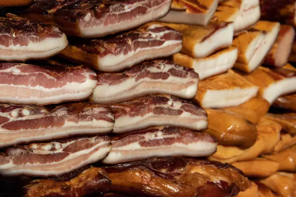 Korunmasız pastırma ve kurutulmuş et yerli ürünleri, Kacarevo köyündeki bir çiftçi pazarında, Slaninijada (pastırma festivali) adlı domuz pastırması ve kurutulmuş et ürünleri festivali Belgrad yakınlarındaki Kacarevo 'da her yıl düzenlendi.