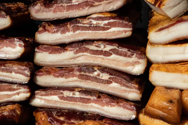 Korunmasız pastırma ve kurutulmuş et yerli ürünleri, Kacarevo köyündeki bir çiftçi pazarında, Slaninijada (pastırma festivali) adlı domuz pastırması ve kurutulmuş et ürünleri festivali Belgrad yakınlarındaki Kacarevo 'da her yıl düzenlendi.