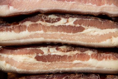 Korunmasız pastırma ve kurutulmuş et yerli ürünleri, Kacarevo köyündeki bir çiftçi pazarında, Slaninijada (pastırma festivali) adlı domuz pastırması ve kurutulmuş et ürünleri festivali Belgrad yakınlarındaki Kacarevo 'da her yıl düzenlendi.