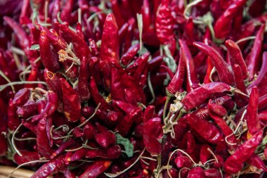 Kovada kırmızı acı biber, desen desenli arka plan. Kapatın. Manzara. Kırmızı, acı biber arkaplanı. Sokak sebze pazarı. Bir grup acı kırmızı biber.