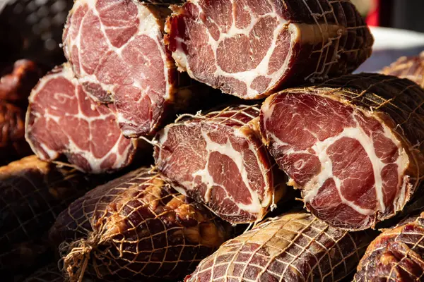 Kacarevo köyündeki bir çiftçi pazarında satılığa çıkarılan lezzetli füme et parçaları, Slaninijada (pastırma festivali) adlı gastro pastırması ve kuru et ürünleri festivali Belgrad yakınlarındaki Kacarevo 'da her yıl düzenlendi.