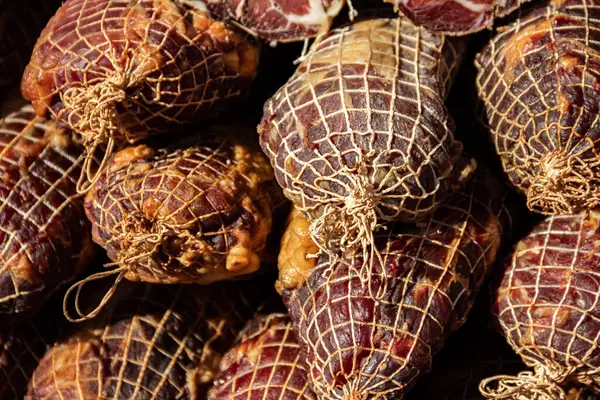 Kacarevo köyündeki bir çiftçi pazarında satılığa çıkarılan lezzetli füme et parçaları, Slaninijada (pastırma festivali) adlı gastro pastırması ve kuru et ürünleri festivali Belgrad yakınlarındaki Kacarevo 'da her yıl düzenlendi.