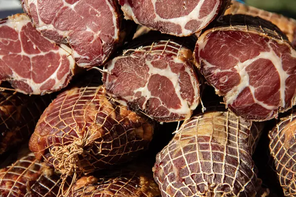 Kacarevo köyündeki bir çiftçi pazarında satılığa çıkarılan lezzetli füme et parçaları, Slaninijada (pastırma festivali) adlı gastro pastırması ve kuru et ürünleri festivali Belgrad yakınlarındaki Kacarevo 'da her yıl düzenlendi.