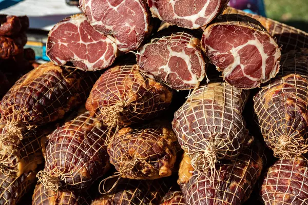 Kacarevo köyündeki bir çiftçi pazarında satılığa çıkarılan lezzetli füme et parçaları, Slaninijada (pastırma festivali) adlı gastro pastırması ve kuru et ürünleri festivali Belgrad yakınlarındaki Kacarevo 'da her yıl düzenlendi.