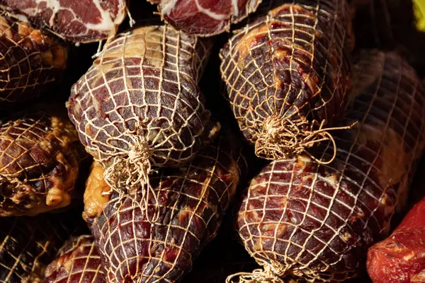 Kacarevo köyündeki bir çiftçi pazarında satılığa çıkarılan lezzetli füme et parçaları, Slaninijada (pastırma festivali) adlı gastro pastırması ve kuru et ürünleri festivali Belgrad yakınlarındaki Kacarevo 'da her yıl düzenlendi.