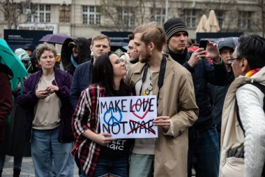 Ukraynalı mülteciler, Rusya 'nın Ukrayna' ya saldırısından 2 yıl sonra Belgrad sokaklarında toplanarak, Ukrayna 'da ateşkes ve savaşın sona ermesi, Ukrayna' da barış talep ettiler.