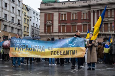 Ukraynalı mülteciler, Rusya 'nın Ukrayna' ya saldırısından 2 yıl sonra Belgrad sokaklarında toplanarak Ukrayna, Ukrayna bayrakları ve sembolleri olan Ukrayna 'da ateşkes ve savaşın sona ermesini talep ettiler.