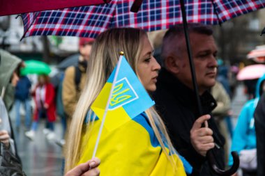 Ukraynalı mülteciler, Rusya 'nın Ukrayna' ya saldırısından 2 yıl sonra Belgrad sokaklarında toplanarak Ukrayna, Ukrayna bayrakları ve sembolleri olan Ukrayna 'da ateşkes ve savaşın sona ermesini talep ettiler.