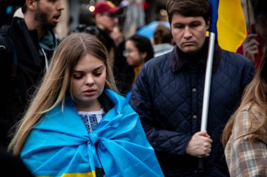 Ukraynalı mülteciler, Rusya 'nın Ukrayna' ya saldırısından 2 yıl sonra Belgrad sokaklarında toplanarak Ukrayna, Ukrayna bayrakları ve sembolleri olan Ukrayna 'da ateşkes ve savaşın sona ermesini talep ettiler.