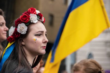 Ukraynalı mülteciler, Rusya 'nın Ukrayna' ya saldırısından 2 yıl sonra Belgrad sokaklarında toplanarak Ukrayna, Ukrayna bayrakları ve sembolleri olan Ukrayna 'da ateşkes ve savaşın sona ermesini talep ettiler.