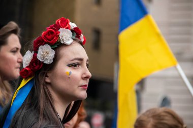 Ukraynalı mülteciler, Rusya 'nın Ukrayna' ya saldırısından 2 yıl sonra Belgrad sokaklarında toplanarak Ukrayna, Ukrayna bayrakları ve sembolleri olan Ukrayna 'da ateşkes ve savaşın sona ermesini talep ettiler.