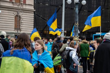 Ukraynalı mülteciler, Rusya 'nın Ukrayna' ya saldırısından 2 yıl sonra Belgrad sokaklarında toplanarak Ukrayna, Ukrayna bayrakları ve sembolleri olan Ukrayna 'da ateşkes ve savaşın sona ermesini talep ettiler.