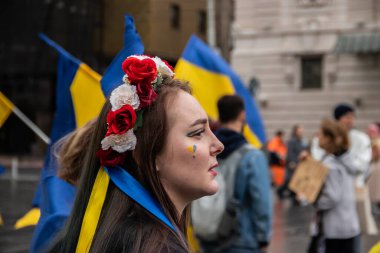 Ukraynalı mülteciler, Rusya 'nın Ukrayna' ya saldırısından 2 yıl sonra Belgrad sokaklarında toplanarak Ukrayna, Ukrayna bayrakları ve sembolleri olan Ukrayna 'da ateşkes ve savaşın sona ermesini talep ettiler.