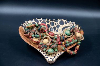 Geleneksel Afrika kabilesinin renkli kolye ve bilezikleri, Uganda, Kenya, Kamerun ve Senegal 'den özel koleksiyon