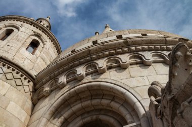 Budapeşte 'deki Balıkçı Kalesi (Macarca: Halszbstya), Macar kabilelerini temsil eden yedi kuleye sahip bir yapı, bir Neo-Romen mücevheri, Tuna ve Budapeşte' nin ikonik simgelerinin panoramik manzarasını sunuyor.