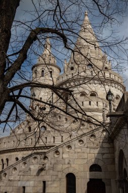 Budapeşte 'deki Balıkçı Kalesi (Macarca: Halszbstya), Macar kabilelerini temsil eden yedi kuleye sahip bir yapı, bir Neo-Romen mücevheri, Tuna ve Budapeşte' nin ikonik simgelerinin panoramik manzarasını sunuyor.