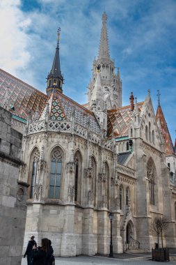 Macaristan 'ın Budapeşte kentindeki ünlü tarihi Matthias Kilisesi, ziyaret edilmesi gereken bir dönüm noktası. Gotik mimari ve dekoratif renkli güçlü tarz, neo-gotik tarzda Katolik kilisesi, Trinity Meydanı boyunca 1255 yılında inşa edilmiş kraliyet etkinlikleri ve müzik konserlerine ev sahipliği yapıyor.