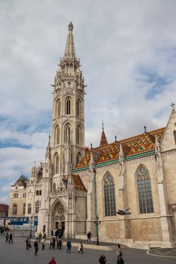 Macaristan 'ın Budapeşte kentindeki ünlü tarihi Matthias Kilisesi, ziyaret edilmesi gereken bir dönüm noktası. Gotik mimari ve dekoratif renkli güçlü tarz, neo-gotik tarzda Katolik kilisesi, Trinity Meydanı boyunca 1255 yılında inşa edilmiş kraliyet etkinlikleri ve müzik konserlerine ev sahipliği yapıyor.