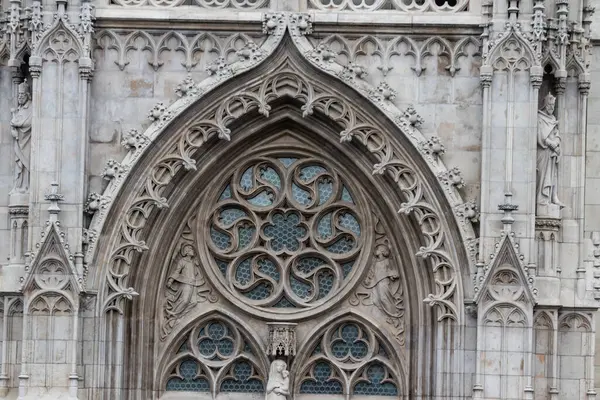 Macaristan 'ın Budapeşte kentindeki ünlü tarihi Matthias Kilisesi, ziyaret edilmesi gereken bir dönüm noktası. Gotik mimari ve dekoratif renkli güçlü tarz, neo-gotik tarzda Katolik kilisesi, Trinity Meydanı boyunca 1255 yılında inşa edilmiş kraliyet etkinlikleri ve müzik konserlerine ev sahipliği yapıyor.