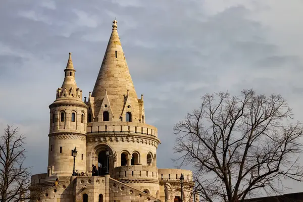 Budapeşte 'deki Balıkçı Kalesi (Macarca: Halszbstya), Macar kabilelerini temsil eden yedi kuleye sahip bir yapı, bir Neo-Romen mücevheri, Tuna ve Budapeşte' nin ikonik simgelerinin panoramik manzarasını sunuyor.