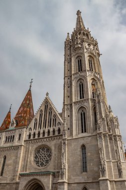 Macaristan 'ın Budapeşte kentindeki ünlü tarihi Matthias Kilisesi, ziyaret edilmesi gereken bir dönüm noktası. Gotik mimari ve dekoratif renkli güçlü tarz, neo-gotik tarzda Katolik kilisesi, Trinity Meydanı boyunca 1255 yılında inşa edilmiş kraliyet etkinlikleri ve müzik konserlerine ev sahipliği yapıyor.