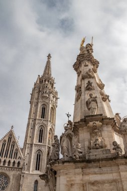 Macaristan 'ın Budapeşte kentindeki ünlü tarihi Matthias Kilisesi, ziyaret edilmesi gereken bir dönüm noktası. Gotik mimari ve dekoratif renkli güçlü tarz, neo-gotik tarzda Katolik kilisesi, Trinity Meydanı boyunca 1255 yılında inşa edilmiş kraliyet etkinlikleri ve müzik konserlerine ev sahipliği yapıyor.