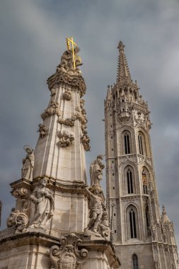 Macaristan 'ın Budapeşte kentindeki ünlü tarihi Matthias Kilisesi, ziyaret edilmesi gereken bir dönüm noktası. Gotik mimari ve dekoratif renkli güçlü tarz, neo-gotik tarzda Katolik kilisesi, Trinity Meydanı boyunca 1255 yılında inşa edilmiş kraliyet etkinlikleri ve müzik konserlerine ev sahipliği yapıyor.