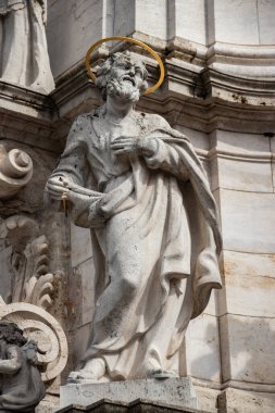 Macaristan 'ın Budapeşte kentindeki ünlü tarihi Matthias Kilisesi, ziyaret edilmesi gereken bir dönüm noktası. Gotik mimari ve dekoratif renkli güçlü tarz, neo-gotik tarzda Katolik kilisesi, Trinity Meydanı boyunca 1255 yılında inşa edilmiş kraliyet etkinlikleri ve müzik konserlerine ev sahipliği yapıyor.