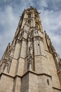 Macaristan 'ın Budapeşte kentindeki ünlü tarihi Matthias Kilisesi, ziyaret edilmesi gereken bir dönüm noktası. Gotik mimari ve dekoratif renkli güçlü tarz, neo-gotik tarzda Katolik kilisesi, Trinity Meydanı boyunca 1255 yılında inşa edilmiş kraliyet etkinlikleri ve müzik konserlerine ev sahipliği yapıyor.