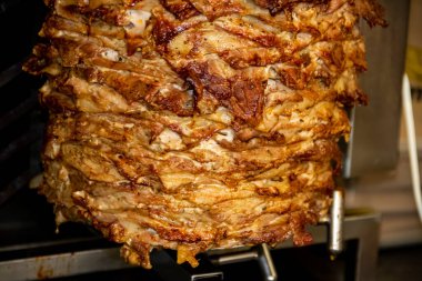 Taze domates, soğan ve kremalı tzatziki sosuyla kaplanmış lezzetli baharatlı et dilimleri, sıcak bir pidaya sarılmış. Bir Akdeniz lezzeti, tatmaya hazır.