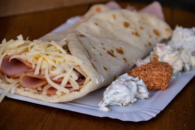 Lezzetli sosis ve peynirli dürüm: düşük kalorili, fast-food aperatifleri lezzet dolu