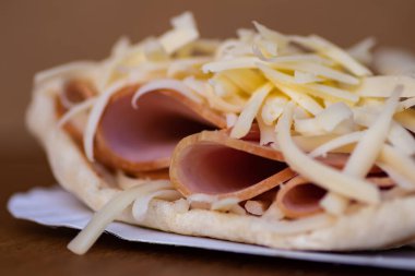 Jambon ve erimiş peynirle dolu leziz bir krep lezzetli bir lezzet kombinasyonu sunar. Gözlemenin altın gibi, çıtır çıtır dışı doyurucu ve doyurucu bir yemek için sıcak ve lezzetli bir dolgu içerir..