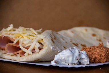 Lezzetli sosis ve peynirli dürüm: düşük kalorili, fast-food aperatifleri lezzet dolu