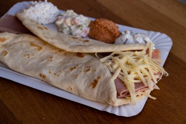 Lezzetli sosis ve peynirli dürüm: düşük kalorili, fast-food aperatifleri lezzet dolu