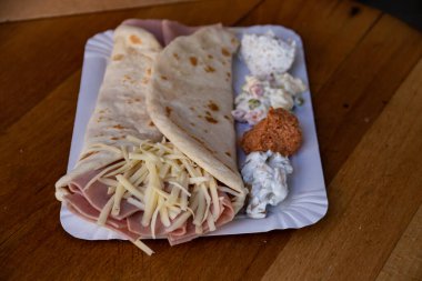 Lezzetli sosis ve peynirli dürüm: düşük kalorili, fast-food aperatifleri lezzet dolu