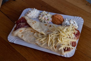 Lezzetli sosis ve peynirli dürüm: düşük kalorili, fast-food aperatifleri lezzet dolu