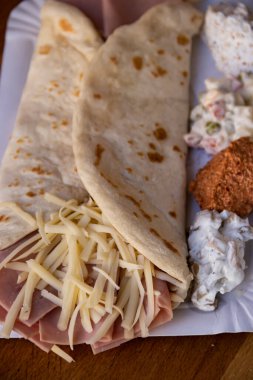 Lezzetli sosis ve peynirli dürüm: düşük kalorili, fast-food aperatifleri lezzet dolu