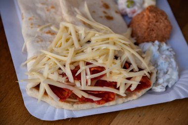 Lezzetli sosis ve peynirli dürüm: düşük kalorili, fast-food aperatifleri lezzet dolu