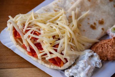 Lezzetli sosis ve peynirli dürüm: düşük kalorili, fast-food aperatifleri lezzet dolu