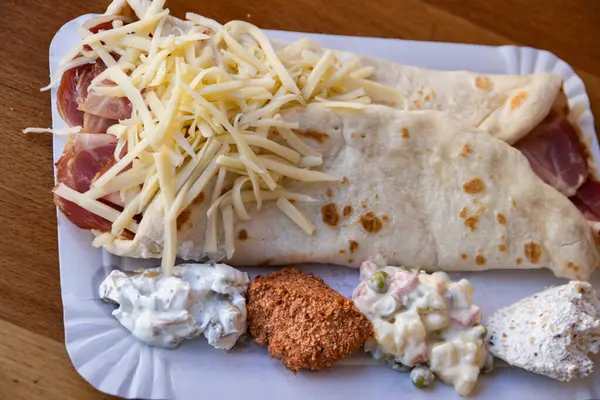 Lezzetli sosis ve peynirli dürüm: düşük kalorili, fast-food aperatifleri lezzet dolu