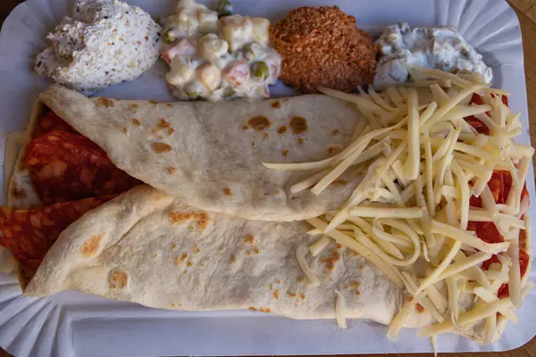 Lezzetli sosis ve peynirli dürüm: düşük kalorili, fast-food aperatifleri lezzet dolu