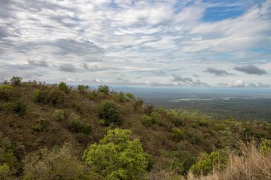 Etiyopya 'daki Omo Vadisi' nin nefes kesici manzarası geniş ve bereketli bir manzarayı gözler önüne seriyor. Dolambaçlı toprak bir yol vadiden geçer, uzak tepelere ve dağlara göz çizer, dingin ortama derinlik ve sükunet ekler.