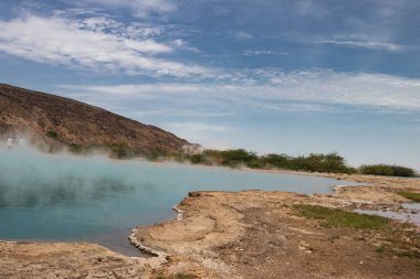 Etiyopya 'daki Alolabad jeotermal alanı. Rengarenk kaplıcaların gerçeküstü manzarası, dumanı tüten fümeroller ve deniz seviyesinin altındaki kurak ve uzak bir çöl olan Afar Çölü' nde tuz gayzerleri. Suyun sıcaklığı 112C 'ye çıktı. 