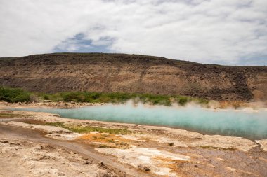 Etiyopya 'nın Danakil Buhranı' ndaki Dallol jeotermal alanı, renkli kaplıcaların ve deniz seviyesinin altında kurak ve uzak bir çöl seviyesinde patlayan tuz gayzerlerinin gerçeküstü bir manzarasıdır. Neon renkli asit havuzları, 112C 'ye kadar hipertuzlu su. 