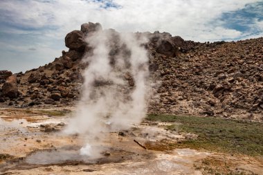 Etiyopya 'daki Alolabad jeotermal alanı. Rengarenk kaplıcaların gerçeküstü manzarası, dumanı tüten fümeroller ve deniz seviyesinin altındaki kurak ve uzak bir çöl olan Afar Çölü' nde tuz gayzerleri. Suyun sıcaklığı 112C 'ye çıktı. 