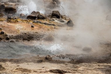 Etiyopya 'daki Alolabad jeotermal alanı. Rengarenk kaplıcaların gerçeküstü manzarası, dumanı tüten fümeroller ve deniz seviyesinin altındaki kurak ve uzak bir çöl olan Afar Çölü' nde tuz gayzerleri. Suyun sıcaklığı 112C 'ye çıktı. 